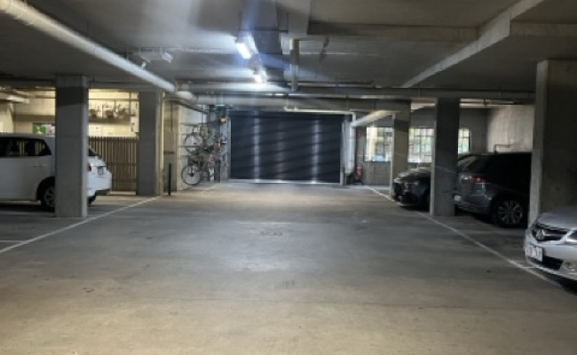Stress-free secure park mins from CBD