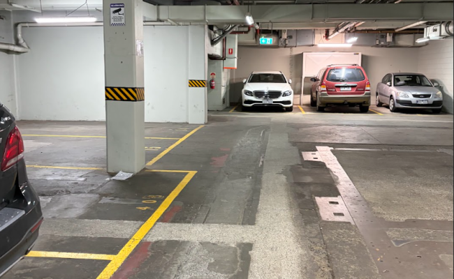 Parking space available (406 La Trobe Street)