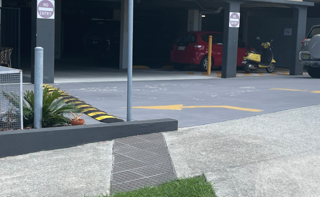Great parking space in Woolloongabba and only 4min walk to Buranda Train and 15min walk to Gabba