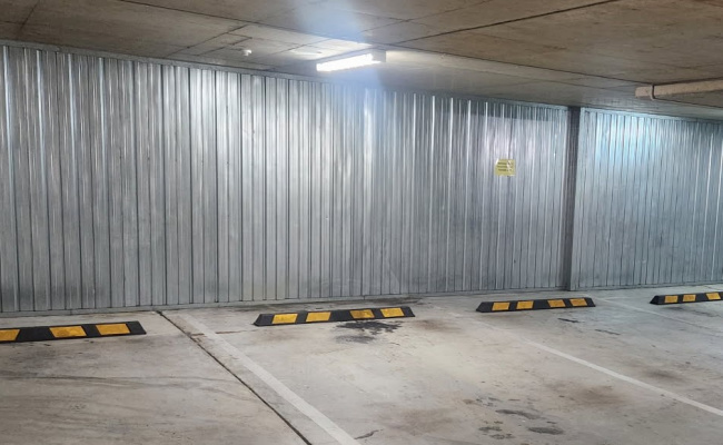 Fob entry secure basement car park South Bris/Westend (ideal for smaller cars)