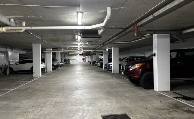 Great and safe parking space 5 mins from NGV, Shrine of Remembrance, and Victoria Barracks