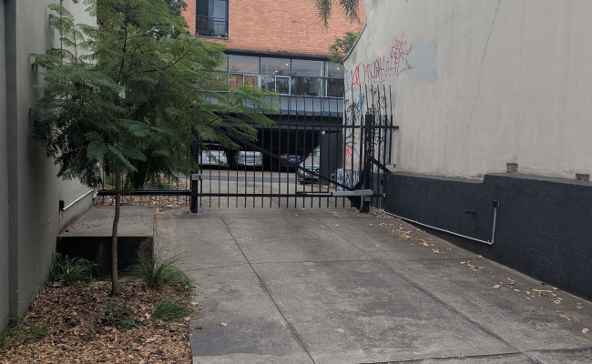 Great Parking close to CBD. Next to trams 11 and 96