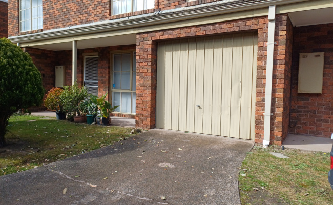 Driveway parking on Nepean Hwy in Seaford