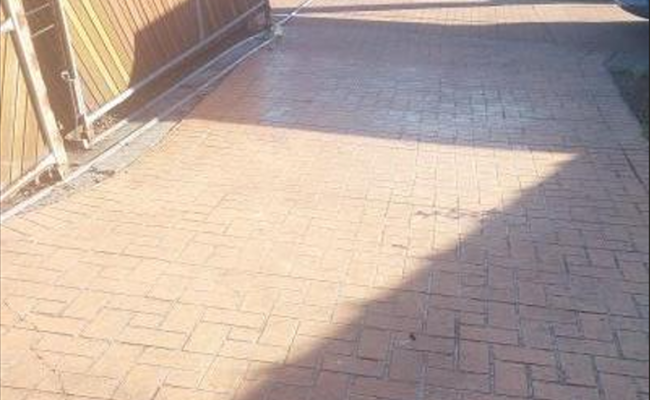 Driveway parking. 10 minutes walk to Garden city. Easy access to buses Spot #2