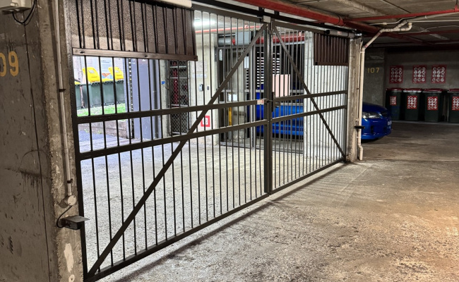 Great secure parking space in Elizabeth Bay walking distance to Kings Cross station