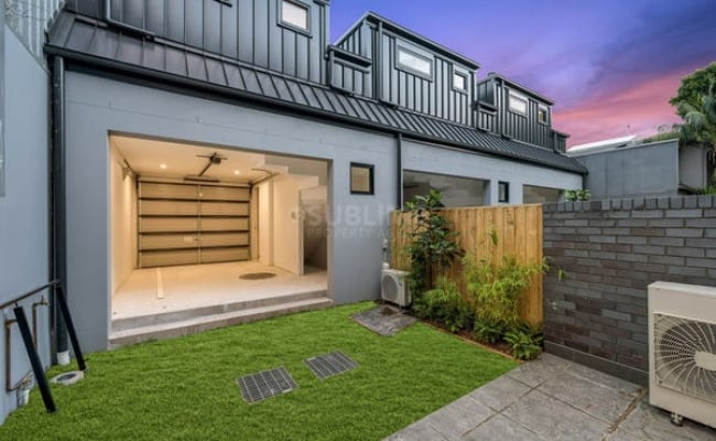 Modern Remote Controlled Garage & Storage 15 mins from CBD