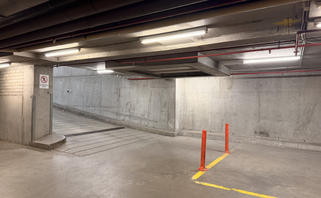 Queen St Parking- Walking distance from Queens Place and 380 Apartment Lonsdale