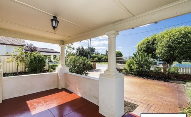 BEAUTIFULLY LOCATED CLOSE TO HIGHWAYS & PERTH CITY