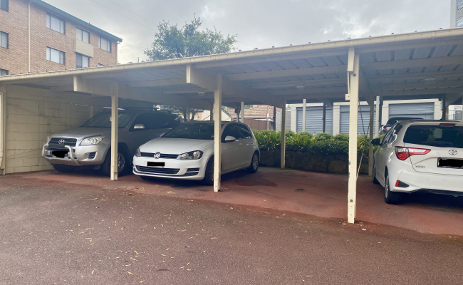 Great location! Walk to train, Metro, hospitals & schools
