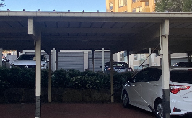 Great location! Walk to train, Metro, hospitals & schools