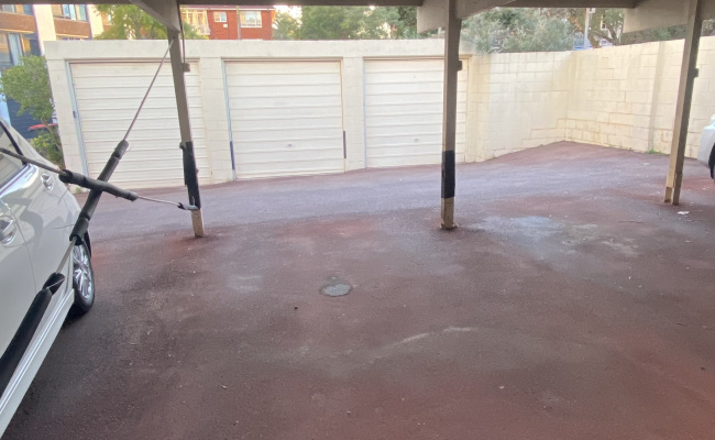 Great location! Walk to train, Metro, hospitals & schools