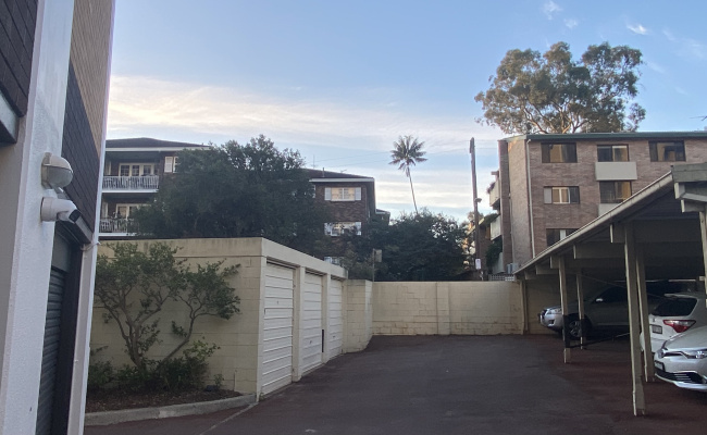 Great location! Walk to train, Metro, hospitals & schools