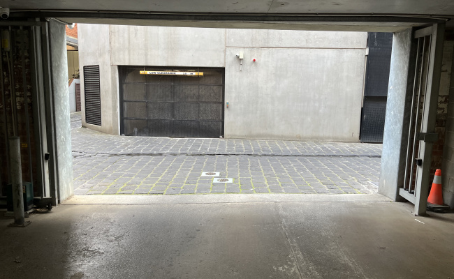 Secure Lock-Up Garage - 24/7 Access - CCTV - Spencer St - 12 min walk to Southern Cross - bus/tram