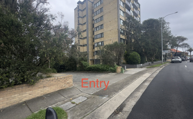 Parking space 5 min walk to bus stop into the City