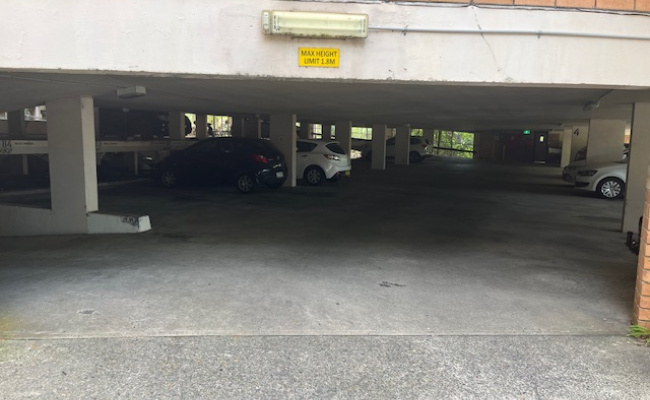 Protected space near express buses to CBD, Bondi Jct and close to shopping.