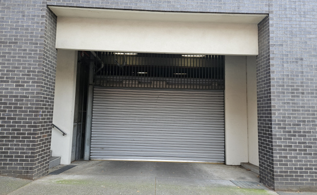Tandem sized, undercover, secure and convenient to Smith St.