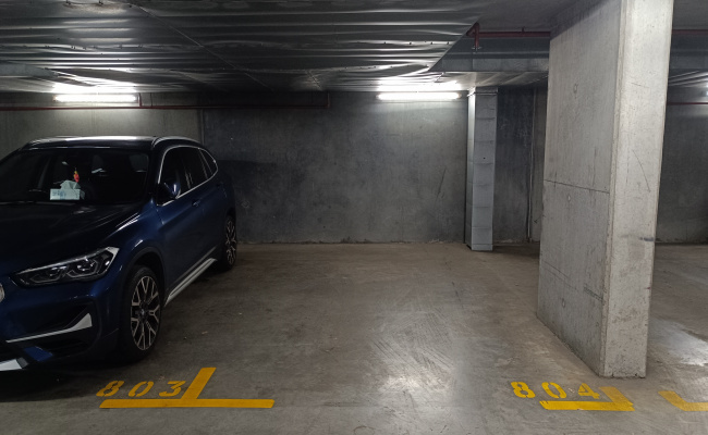 Secure, clean park near tram stops, CBD and Uni Melbourne