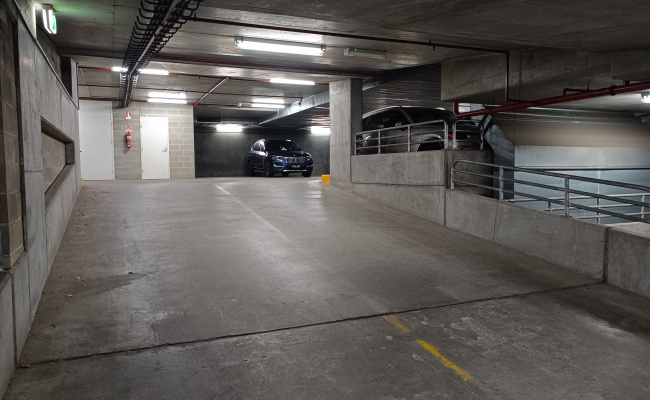 Secure, clean park near tram stops, CBD and Uni Melbourne