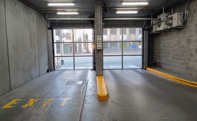 Secure, clean park near tram stops, CBD and Uni Melbourne