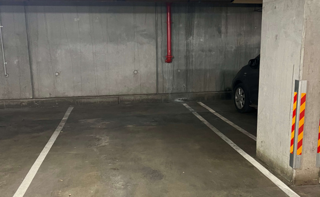 Parking near CBD and Melb Uni, right next to tram stop, hospital, Lygon St