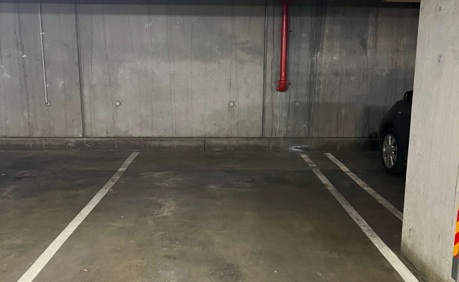 Parking near CBD and Melb Uni, right next to tram stop, hospital, Lygon St
