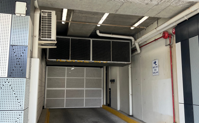 Indoor parking on Swanston St - Lincoln Square