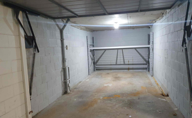 Lock-up garage 10min flat walk to Manly wharf