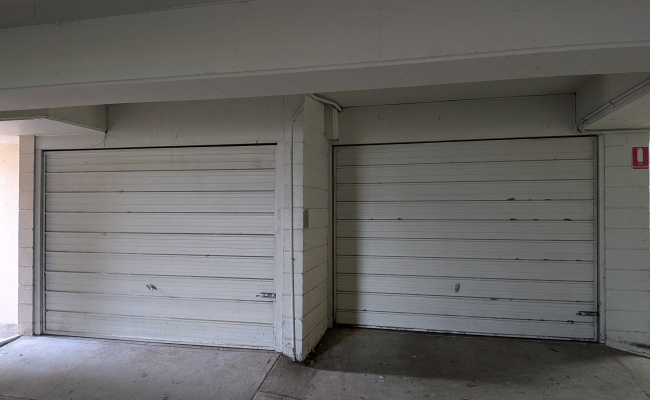 Lock-up garage 10min flat walk to Manly wharf