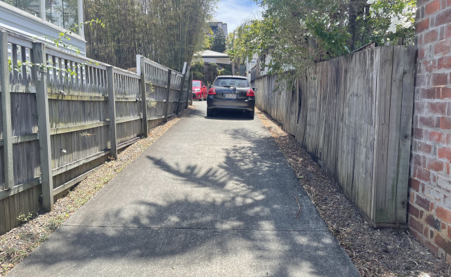 Great parking space in the corner of Roma park