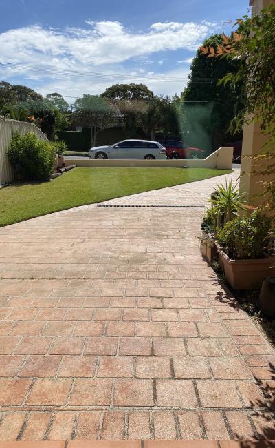 Great on drive parking space 1 k from C'bah Station -Only small to med cars/small SUV. No vans/UTES