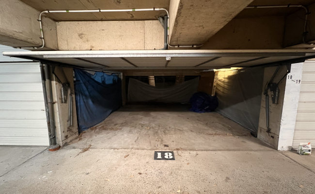 Secure Double Garage - Lockable, Fob Gate, CCTV, 30s to Military Road Bus Stops