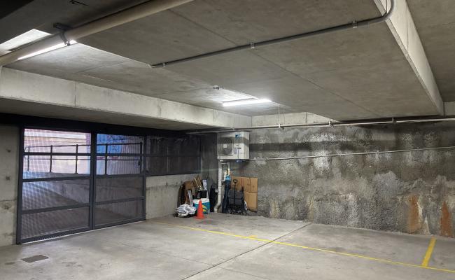 Less than 2 min walk to Crows Nest Metro